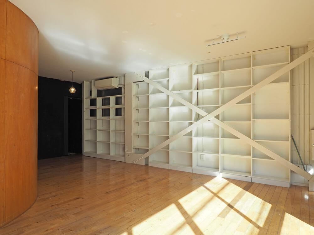 中央区東日本橋の賃貸物件/左右の壁は全面が棚になっています