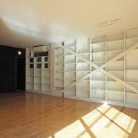 中央区東日本橋の賃貸物件/左右の壁は全面が棚になっています