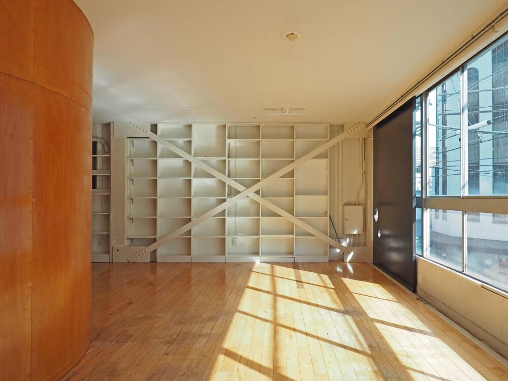 中央区東日本橋の賃貸物件/南向きの窓面が大きく明るい室内