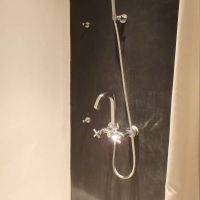 中央区東日本橋の賃貸物件/トイレの奥にシャワー