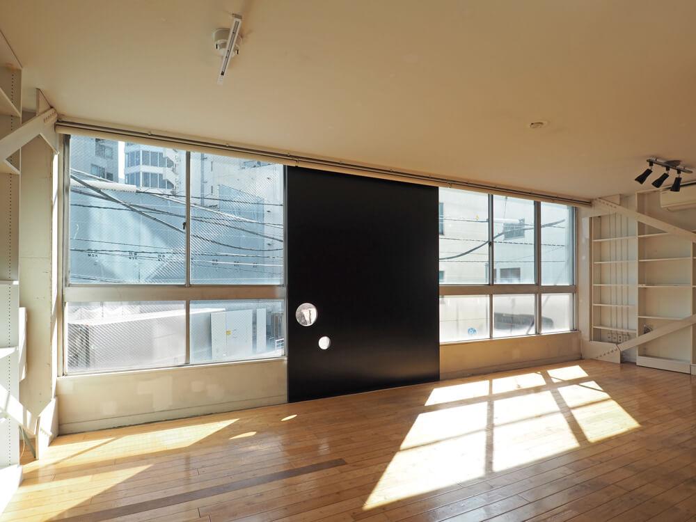 中央区東日本橋の賃貸物件/黒い壁は左右にスライドします