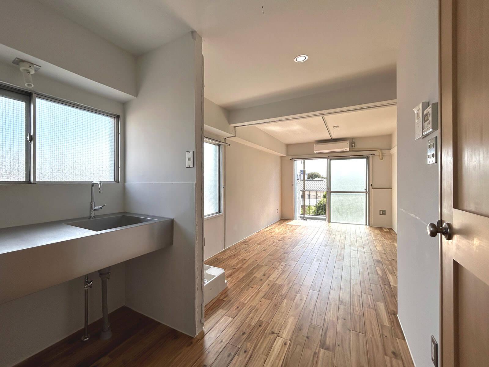 杉並区和田の賃貸物件/4A: 玄関から見渡す部屋、窓が多く飾り気なく居心地よさげなすっぴん感