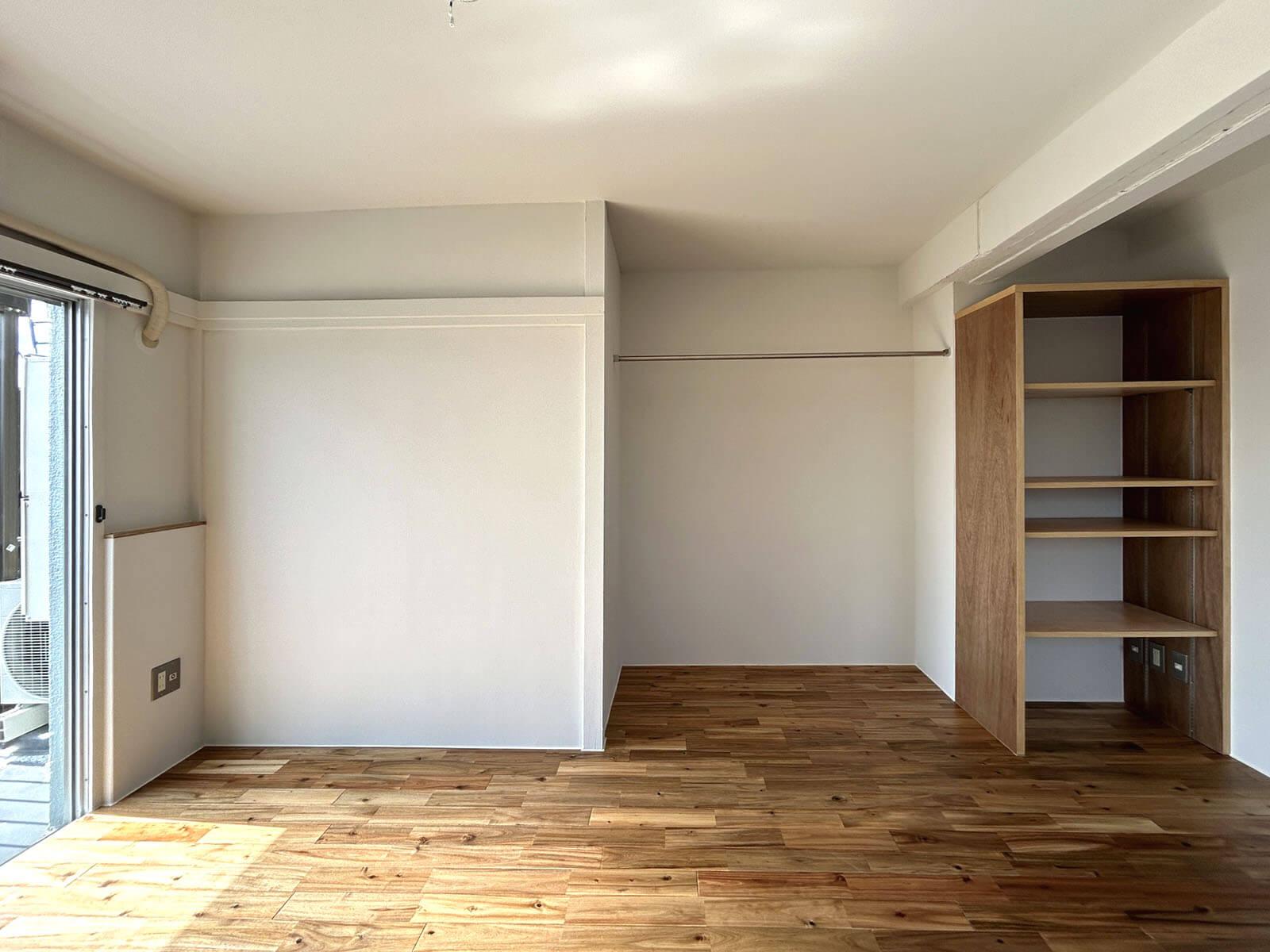 杉並区和田の賃貸物件/4A: 押入サイズのクローゼットと木製棚がありがたい