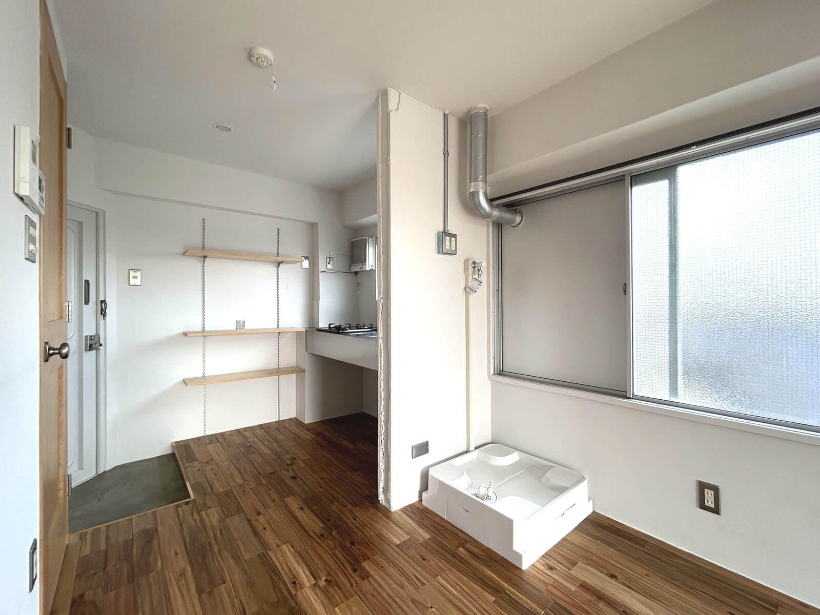 杉並区和田の賃貸物件/4A: 冷蔵庫は洗濯機と並べて窓の前に置く形