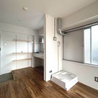 杉並区和田の賃貸物件/4A: 冷蔵庫は洗濯機と並べて窓の前に置く形