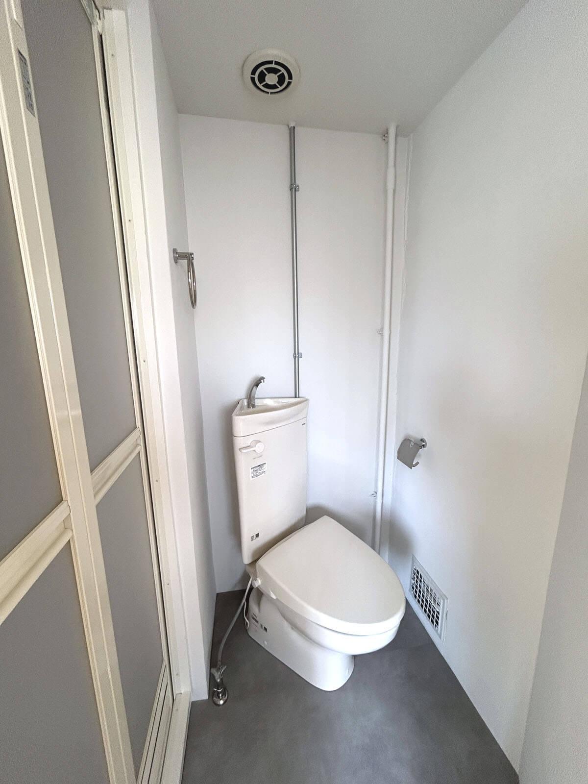 杉並区和田の賃貸物件/4A: スペースに限りがありナナメ設置のトイレ、体の大きな人は腰かけると膝が壁にあたる可能性あり