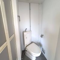 杉並区和田の賃貸物件/4A: スペースに限りがありナナメ設置のトイレ、体の大きな人は腰かけると膝が壁にあたる可能性あり