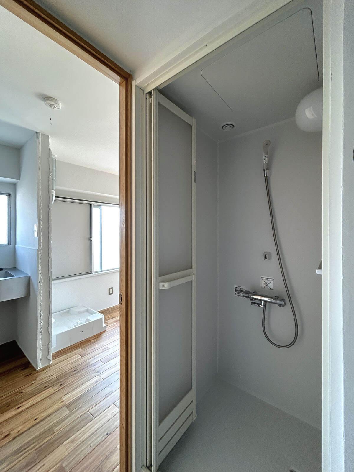 杉並区和田の賃貸物件/4A: 浴槽なしのシャワー室、3点ユニットバスよりお手入れはラクになりそう