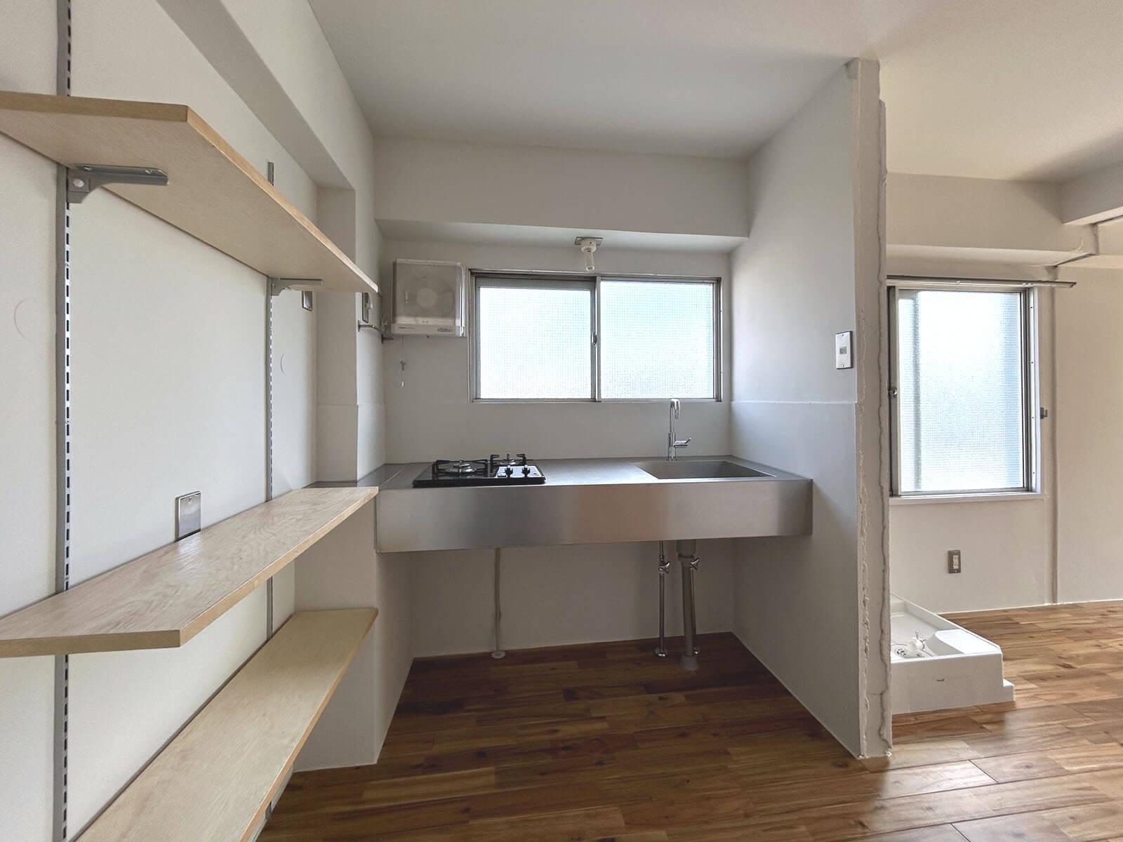 杉並区和田の賃貸物件/4A: まな板を置いて作業できる大きめキッチン、収納やごみ箱の設置は足元をうまく生かしましょう