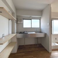 杉並区和田の賃貸物件/4A: まな板を置いて作業できる大きめキッチン、収納やごみ箱の設置は足元をうまく生かしましょう