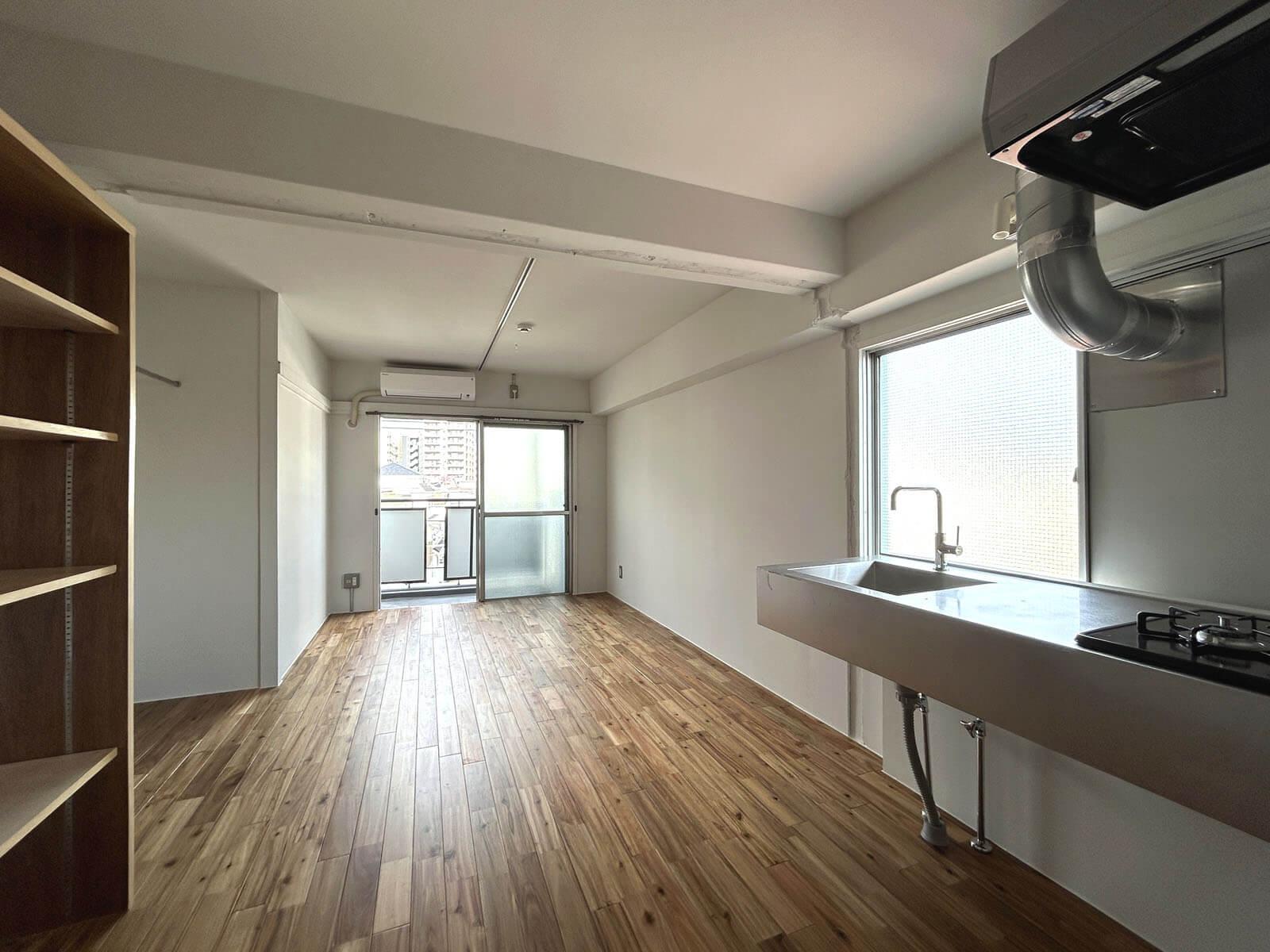 杉並区和田の賃貸物件/4B: 玄関から見渡す部屋、テイストは4Aと変わらずのシンプルさ