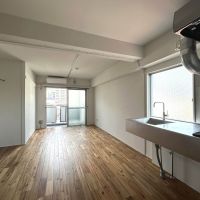 杉並区和田の賃貸物件/4B: 玄関から見渡す部屋、テイストは4Aと変わらずのシンプルさ