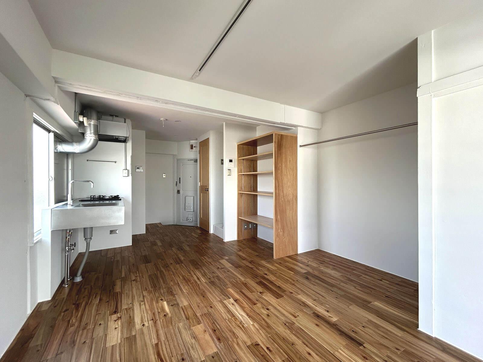 杉並区和田の賃貸物件/4B: 白い空間に無垢のフローリングと木の棚や扉が生きています