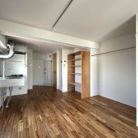 杉並区和田の賃貸物件/4B: 白い空間に無垢のフローリングと木の棚や扉が生きています