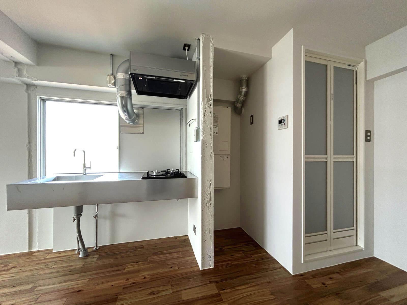 杉並区和田の賃貸物件/4B: 自然光が気持ちのよいキッチン、冷蔵庫置場は右側に