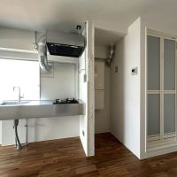 杉並区和田の賃貸物件/4B: 自然光が気持ちのよいキッチン、冷蔵庫置場は右側に