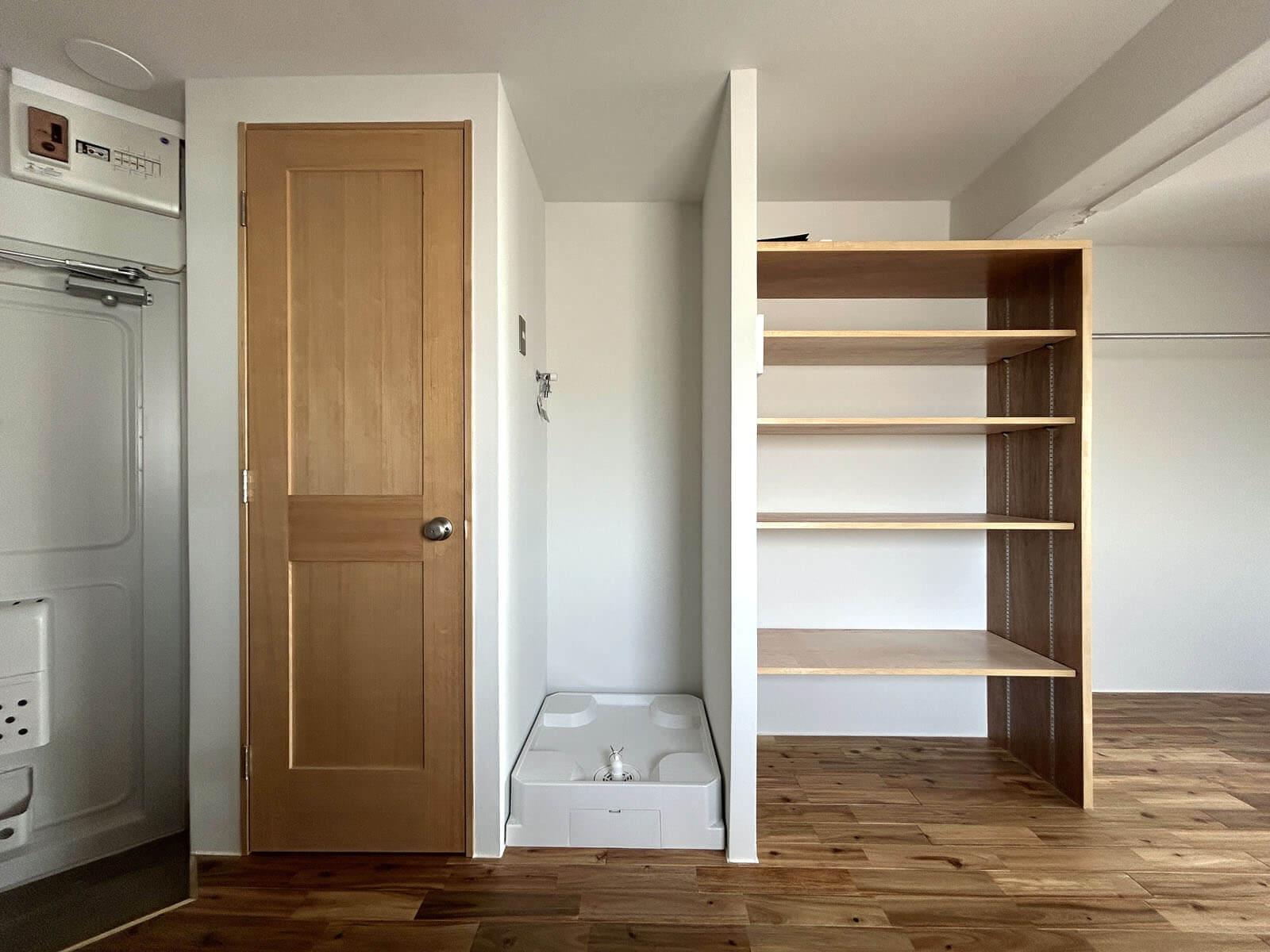 杉並区和田の賃貸物件/4B: 木の扉はトイレ、クローゼットと木製棚は4Aと同様に