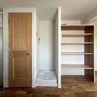 杉並区和田の賃貸物件/4B: 木の扉はトイレ、クローゼットと木製棚は4Aと同様に