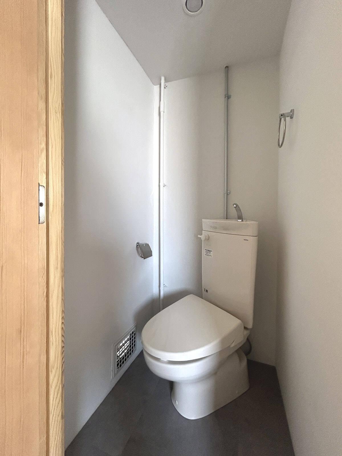 杉並区和田の賃貸物件/4B: こちらもナナメ設置のトイレ