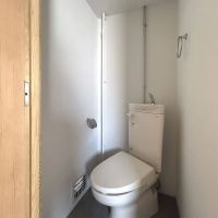 杉並区和田の賃貸物件/4B: こちらもナナメ設置のトイレ