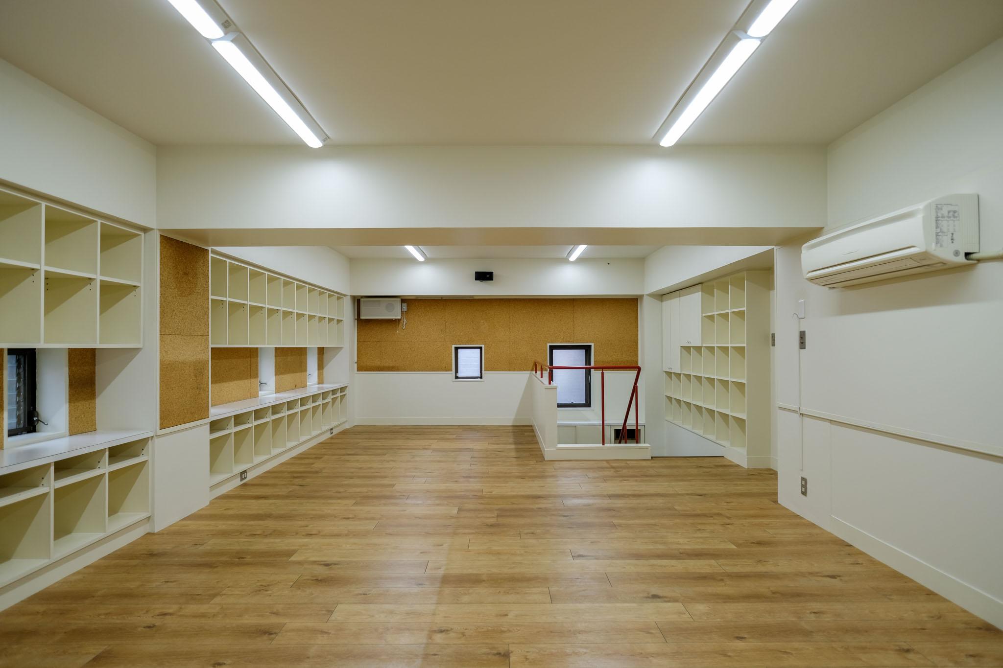 渋谷区千駄ヶ谷の賃貸物件/棚また棚の空間。梁下はけっこう低めで約1.85m