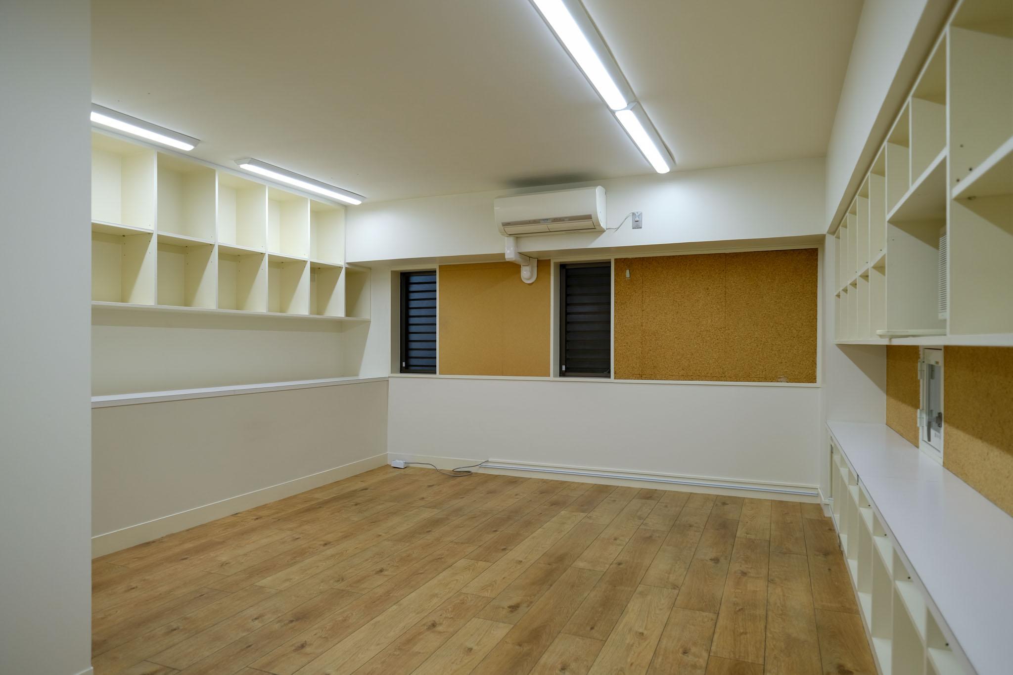 渋谷区千駄ヶ谷の賃貸物件/圧巻の棚量。アーカイブ業などに最適な内装