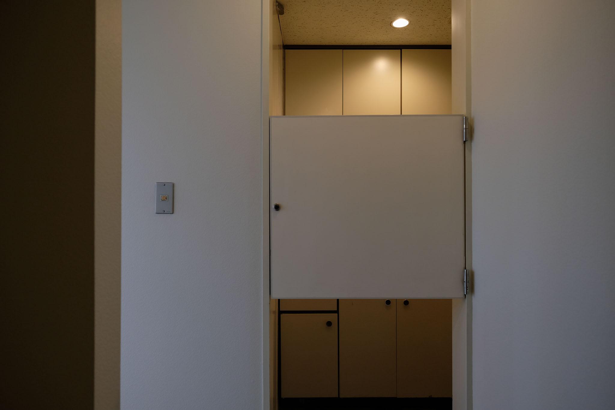 渋谷区千駄ヶ谷の賃貸物件/半地階のキッチンは扉で目隠しできる