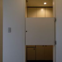 渋谷区千駄ヶ谷の賃貸物件/半地階のキッチンは扉で目隠しできる