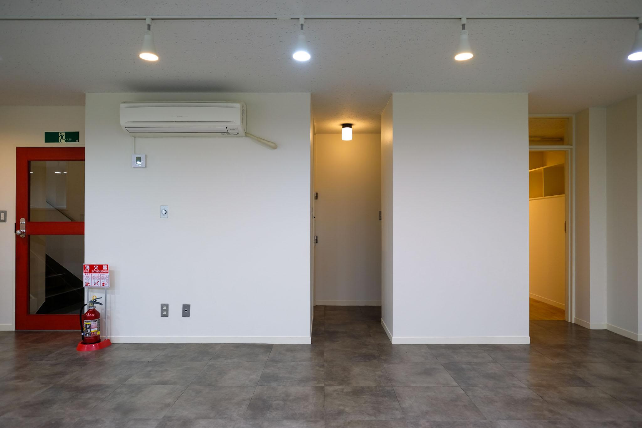 渋谷区千駄ヶ谷の賃貸物件/半地階。赤い扉と白壁が印象的