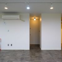 渋谷区千駄ヶ谷の賃貸物件/半地階。赤い扉と白壁が印象的