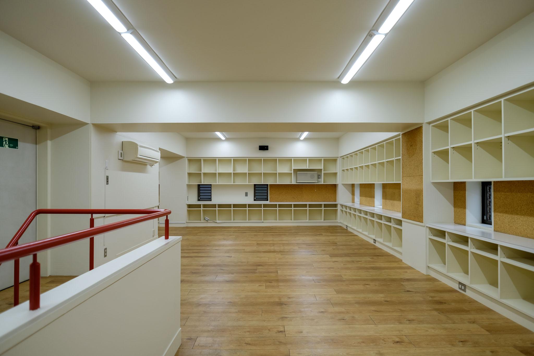 渋谷区千駄ヶ谷の賃貸物件/3層合計約188㎡。内階段でつながる構成。低い天井が生む「こもり感」で集中できる空間を