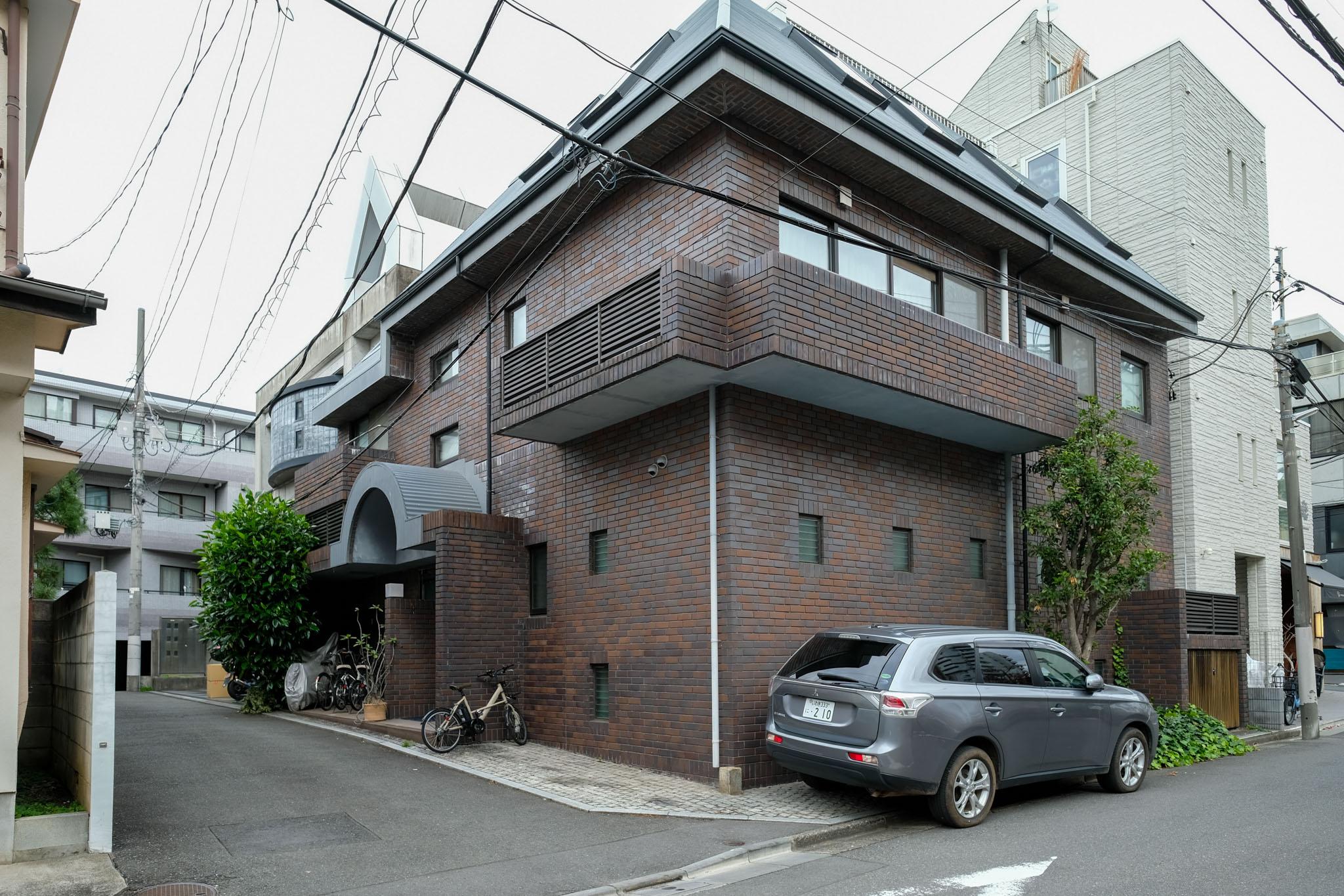 渋谷区千駄ヶ谷の賃貸物件/重厚なレンガ張りの外観。千駄ヶ谷の静かな路地に立つ