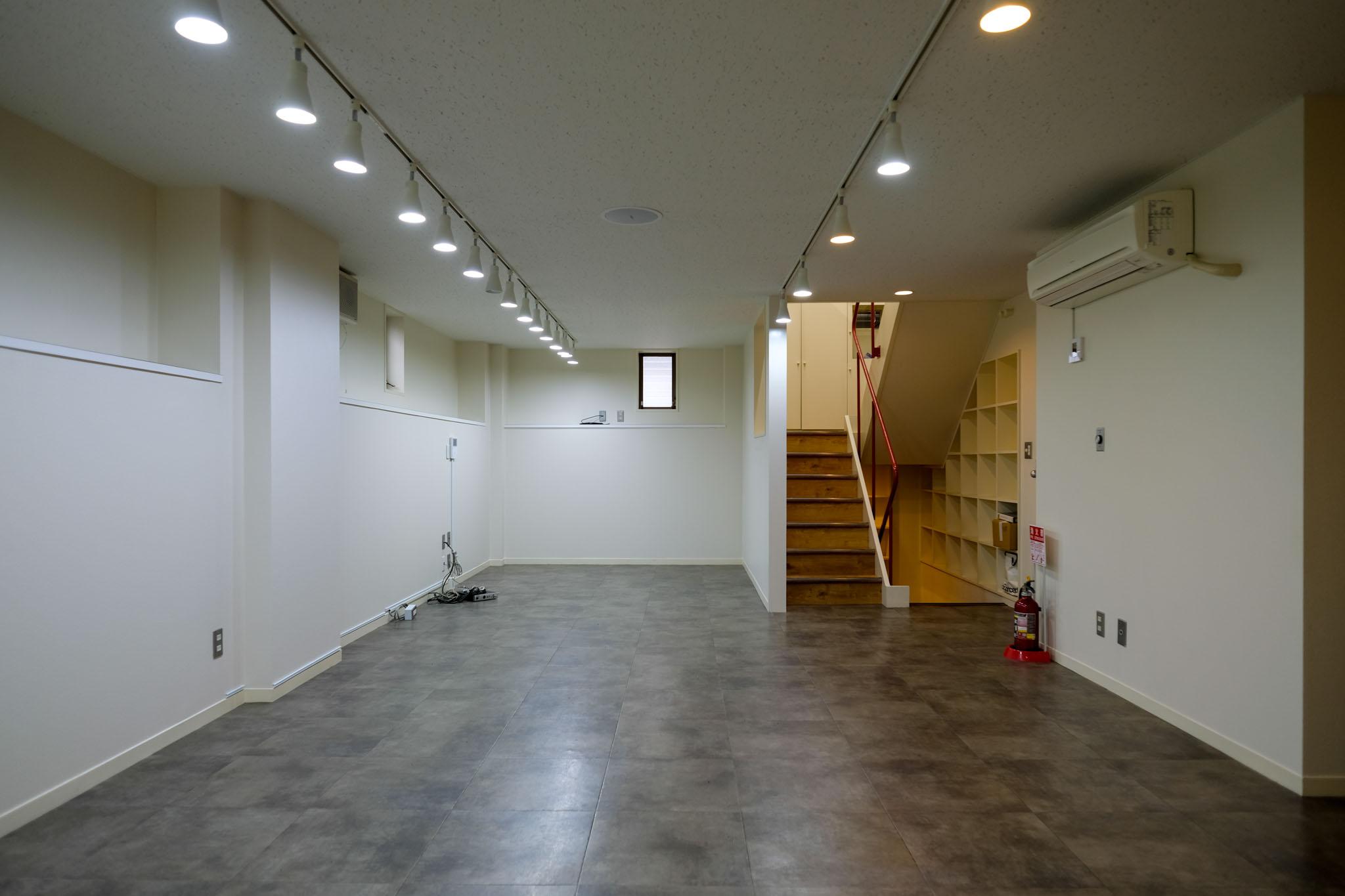 渋谷区千駄ヶ谷の賃貸物件/半地階の広々とした空間。エアコン、ロスナイが設備として入っているので省エネで快適な空調と常時換気を両立