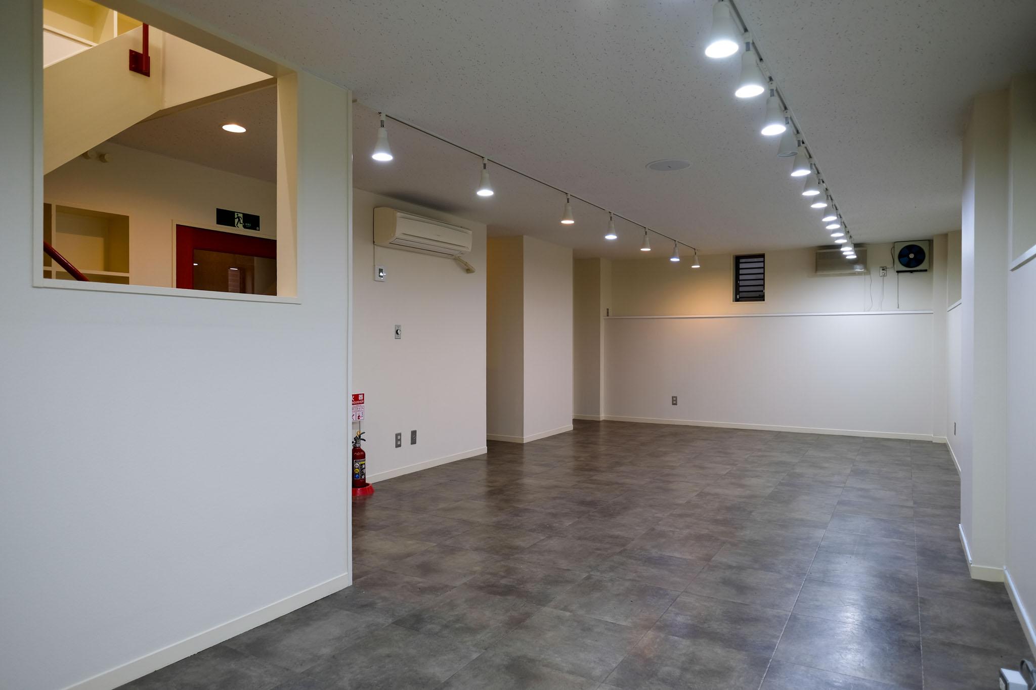 渋谷区千駄ヶ谷の賃貸物件/半地階もオープンな空間。奥の個室は打ち合わせに最適