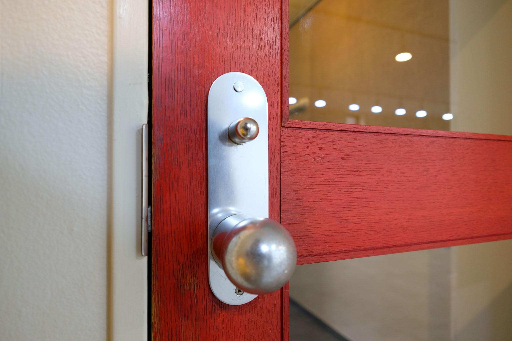 渋谷区千駄ヶ谷の賃貸物件/赤い扉のドアノブ。細部にもこだわりが感じられる
