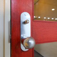 渋谷区千駄ヶ谷の賃貸物件/赤い扉のドアノブ。細部にもこだわりが感じられる