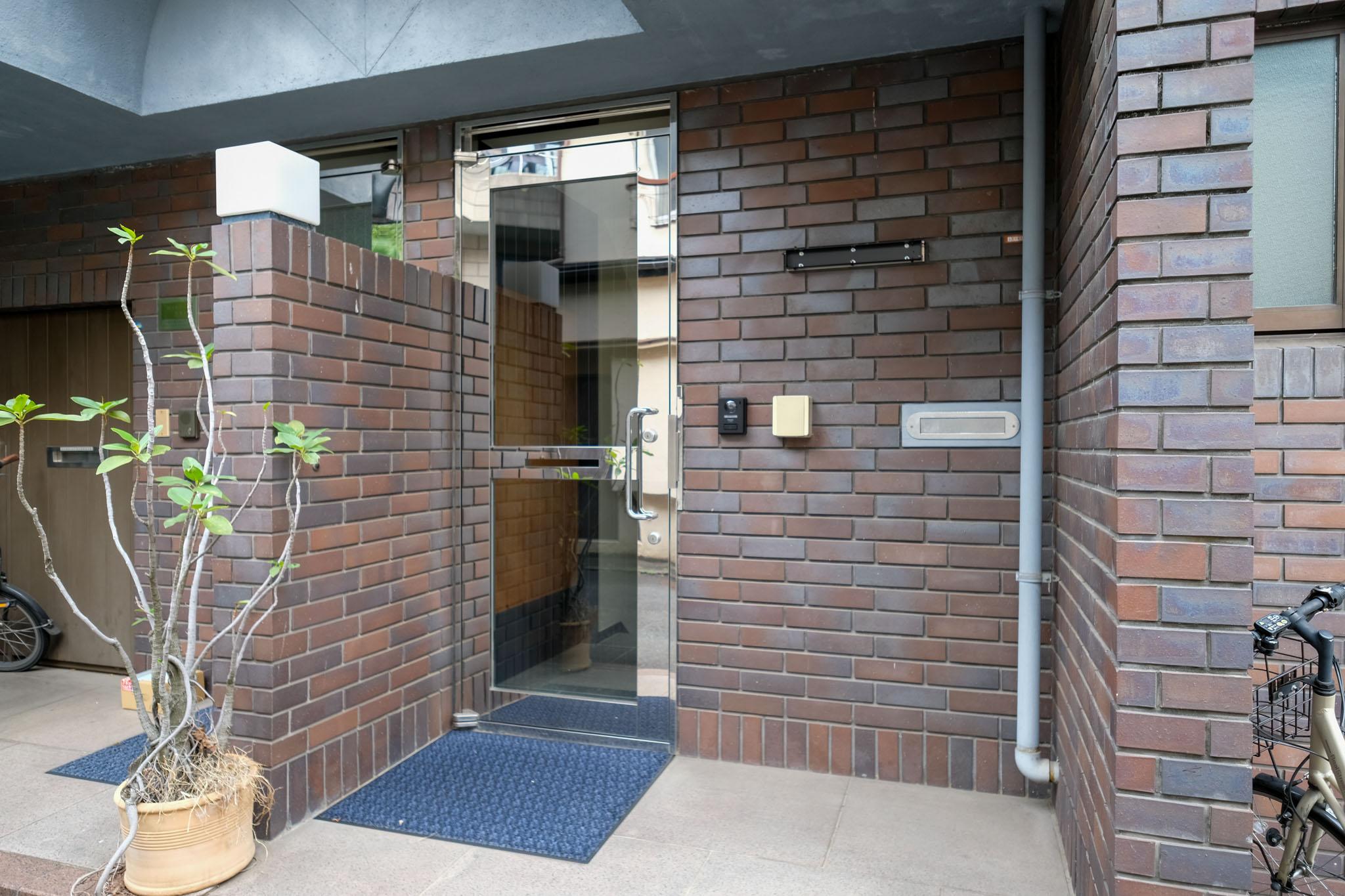 渋谷区千駄ヶ谷の賃貸物件/エントランス。台座を残しているので会社のプレートも設置可能
