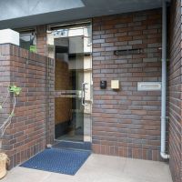 渋谷区千駄ヶ谷の賃貸物件/エントランス。台座を残しているので会社のプレートも設置可能