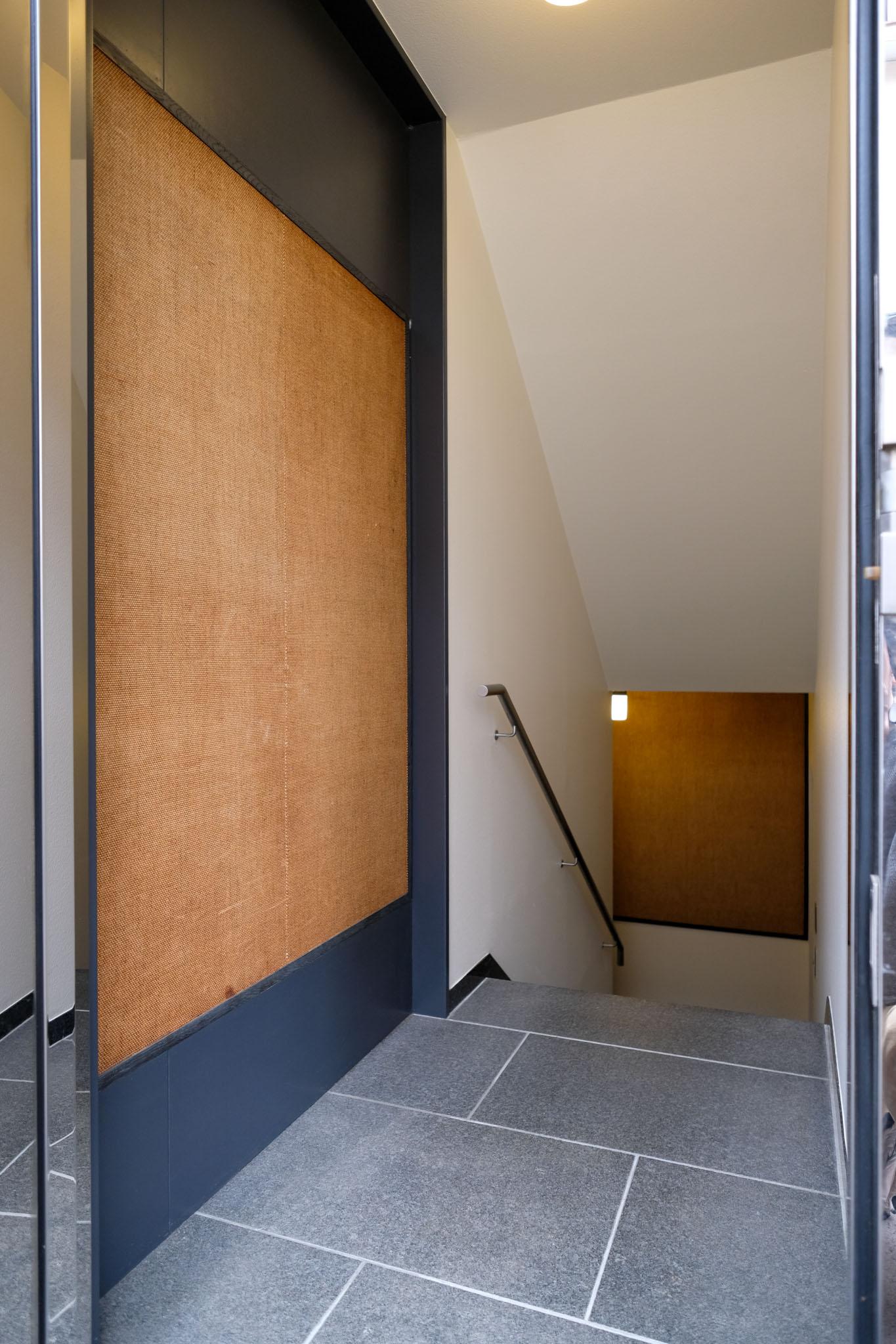 渋谷区千駄ヶ谷の賃貸物件/エントランス。麻が張られた掲示板も活用いただければ