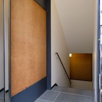 渋谷区千駄ヶ谷の賃貸物件/エントランス。麻が張られた掲示板も活用いただければ