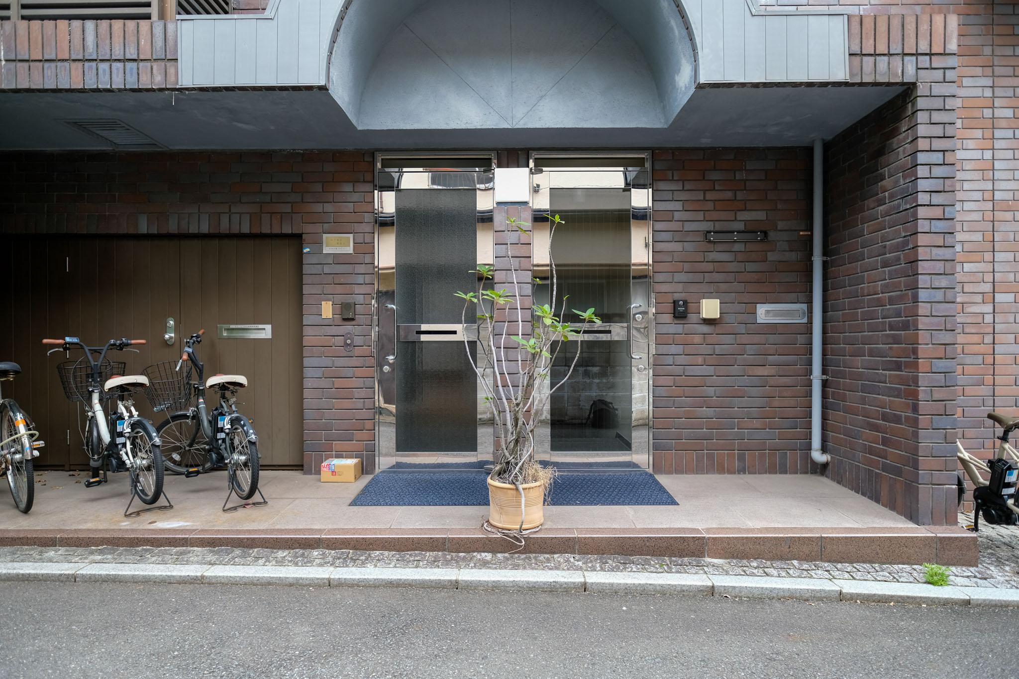 渋谷区千駄ヶ谷の賃貸物件/右側の扉が本物件