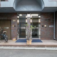 渋谷区千駄ヶ谷の賃貸物件/右側の扉が本物件