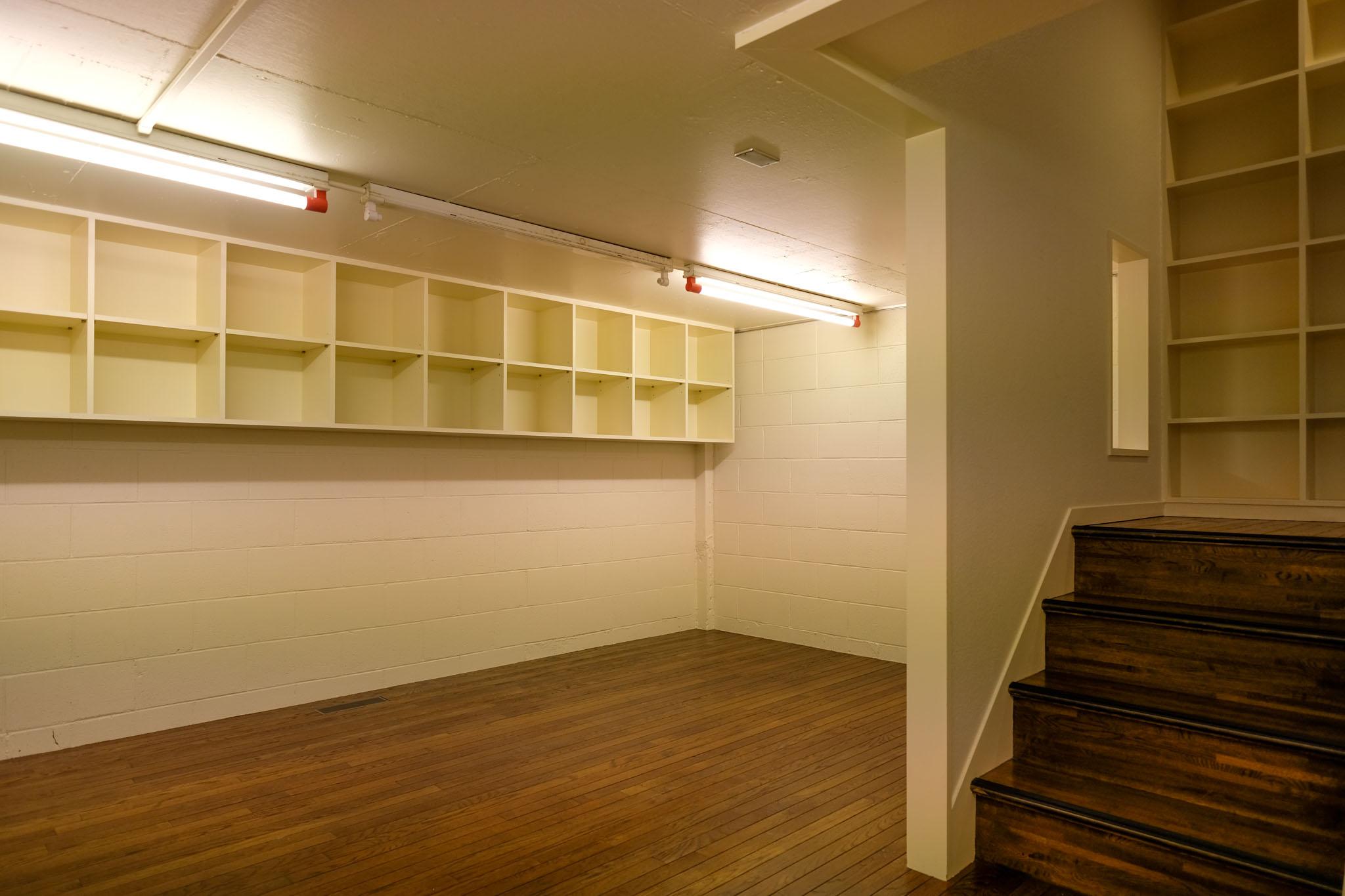 渋谷区千駄ヶ谷の賃貸物件/地階。収納スペースが豊富。資料整理に便利そう