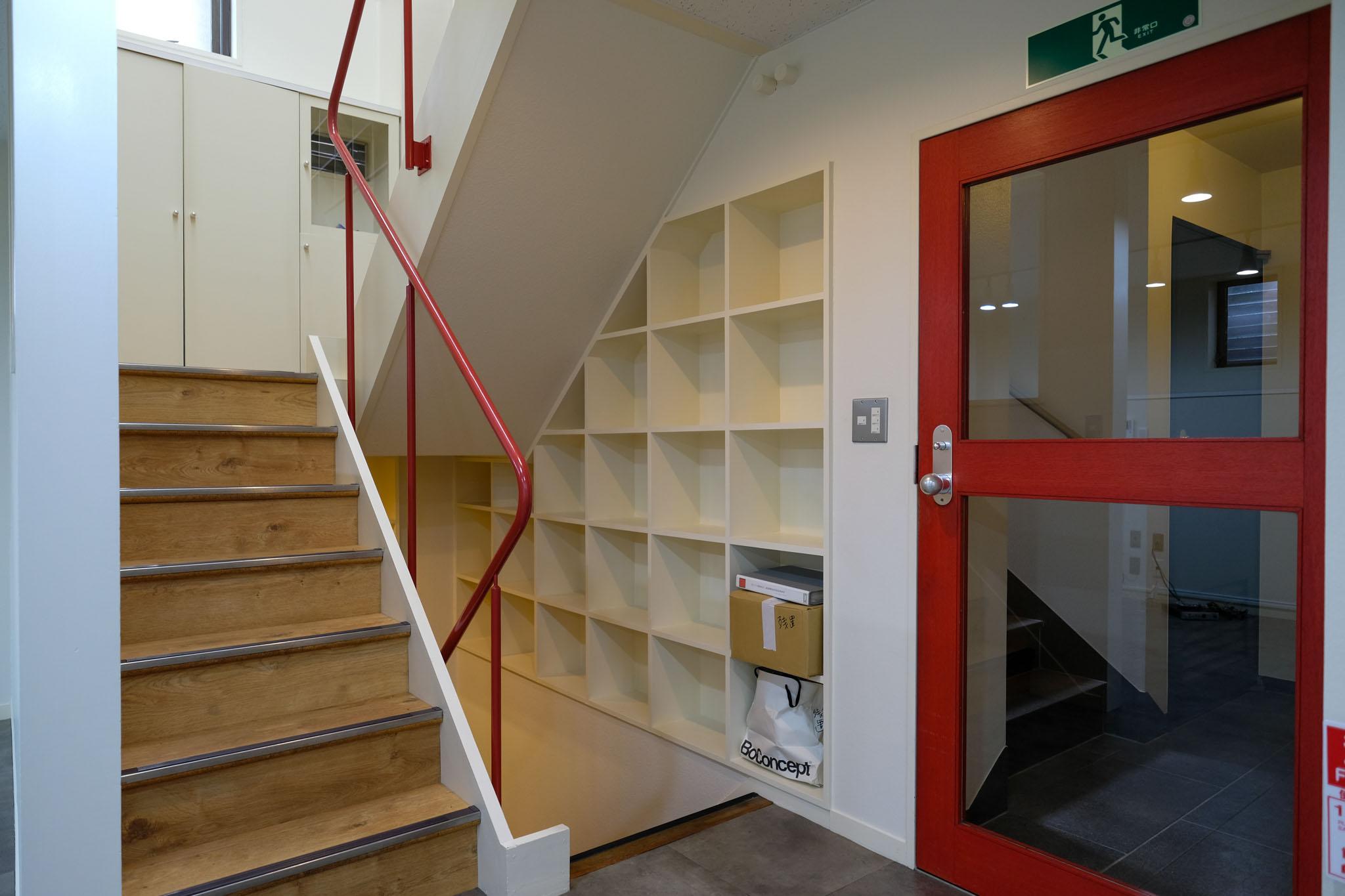 渋谷区千駄ヶ谷の賃貸物件/内階段で3層を行き来。エントランスは半地階