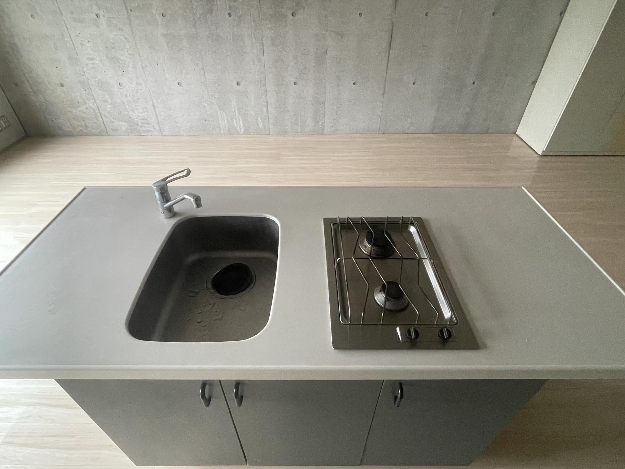 三鷹市井の頭の賃貸物件/2口ガスコンロのキッチン。両側が調理スペースになります