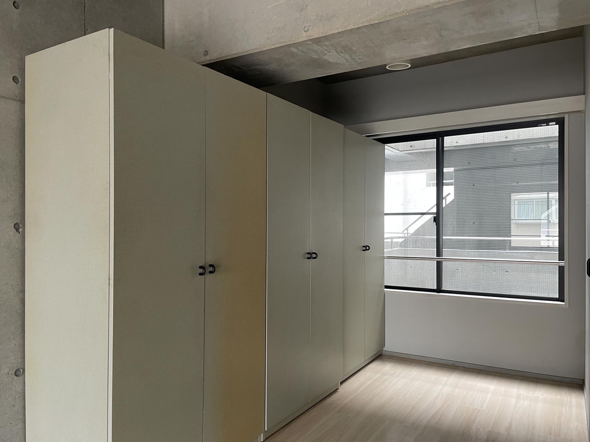 三鷹市井の頭の賃貸物件/部屋の北側。3つのクローゼットは可動式です