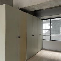 三鷹市井の頭の賃貸物件/部屋の北側。3つのクローゼットは可動式です