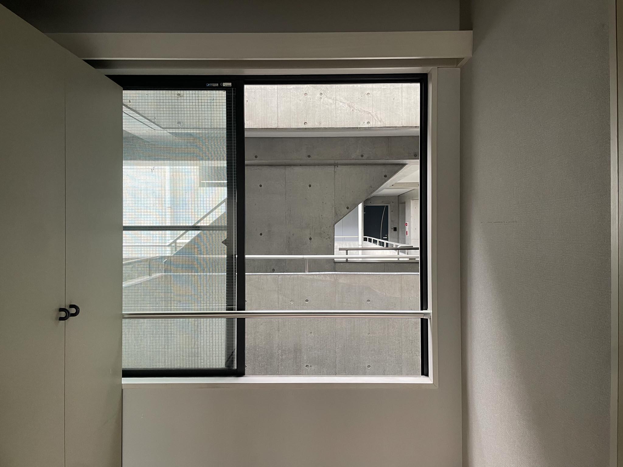 三鷹市井の頭の賃貸物件/北側の窓。共用部から見えてしまうので、カーテンは必須です