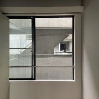 三鷹市井の頭の賃貸物件/北側の窓。共用部から見えてしまうので、カーテンは必須です