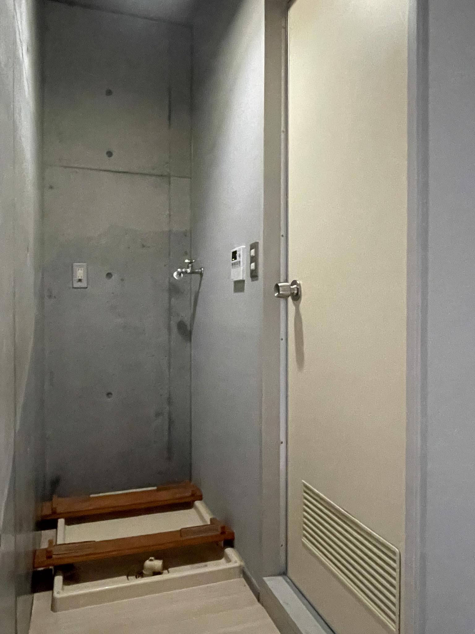 三鷹市井の頭の賃貸物件/風呂の外。奥は洗濯機置き場